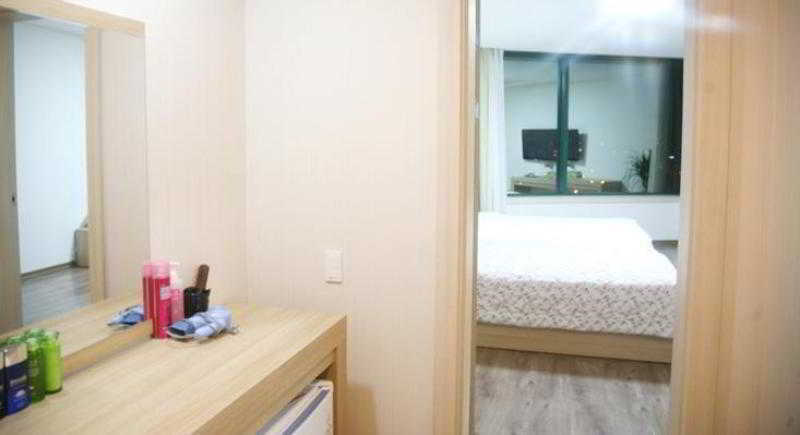 Elena Business Hotel Yeosu Exterior foto