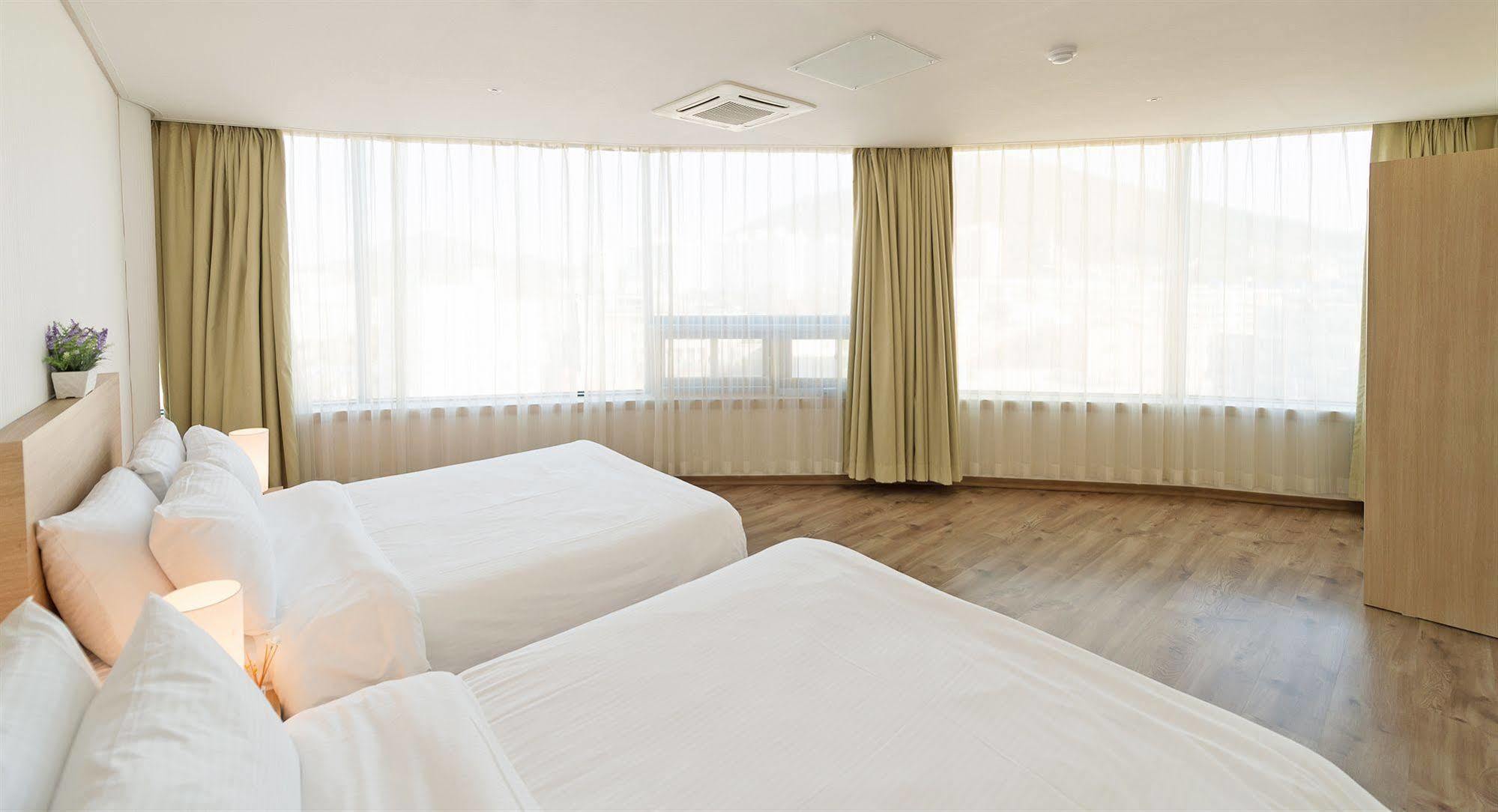 Elena Business Hotel Yeosu Exterior foto