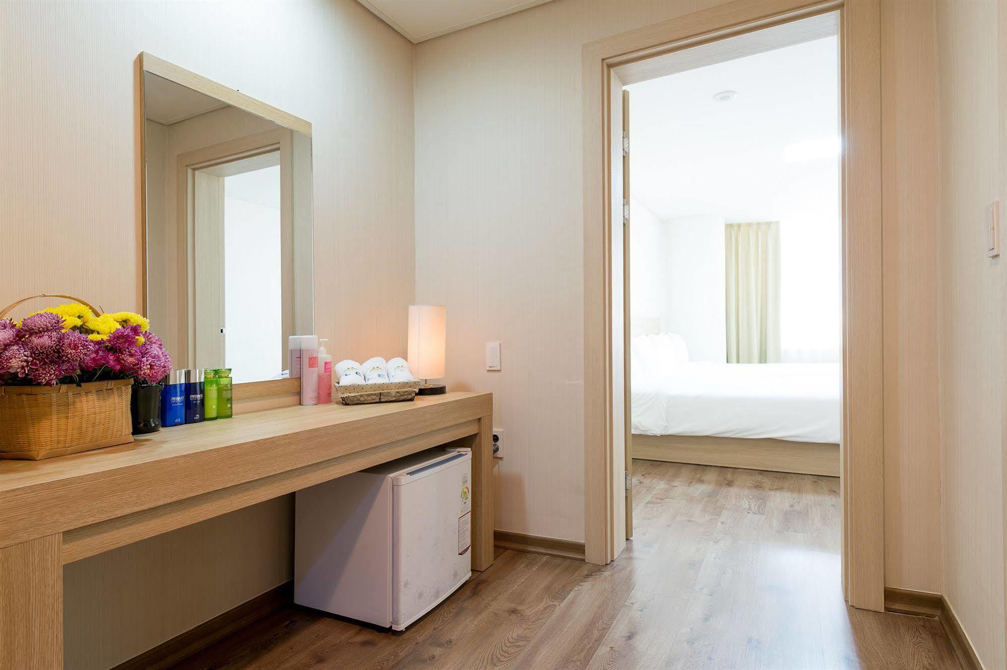 Elena Business Hotel Yeosu Exterior foto
